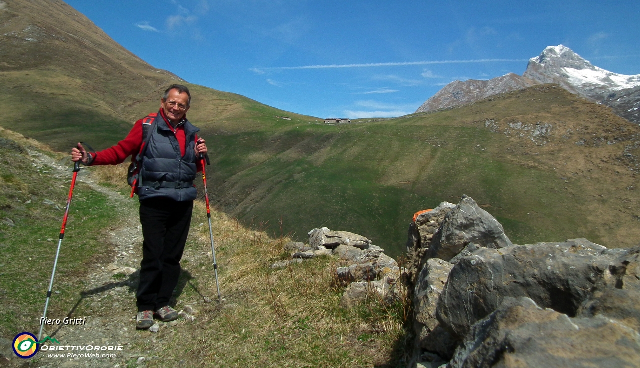 57 Piero con da sfondo Baita Zuccone e Corna Piana.JPG